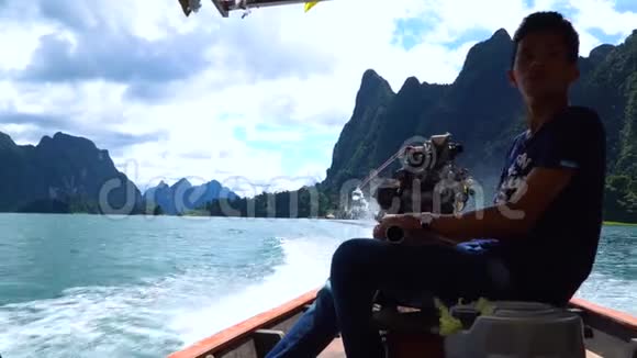 泰国渔夫用一个大引擎驾驶长尾船视频的预览图