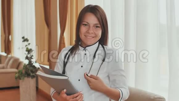 心情好的年轻女医生的画像视频的预览图
