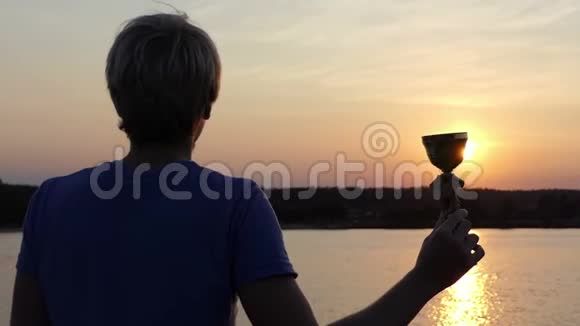 快乐的人把他的赢家碗放在湖边的阳光小径上视频的预览图
