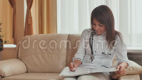 一位年轻的女医生写处方药和治疗建议视频的预览图
