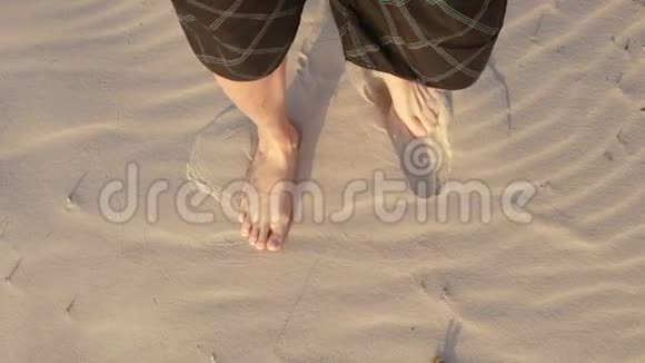 赤脚男子踢垃圾与腿在沙子顶部视图撒哈拉沙漠视频的预览图