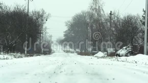 雪天期间村内空街混凝土支柱视频的预览图