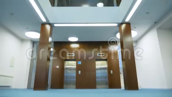 三层办公室大堂电梯前的蓝色地毯视频的预览图