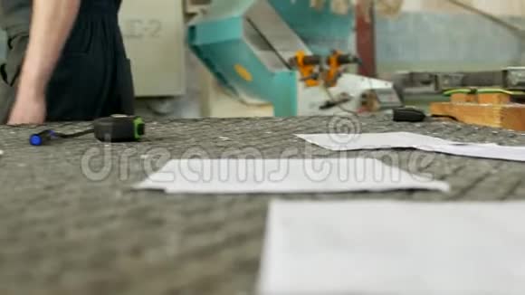 生产和生产PVC窗户的车间工作人员在开始前准备工作场所视频的预览图