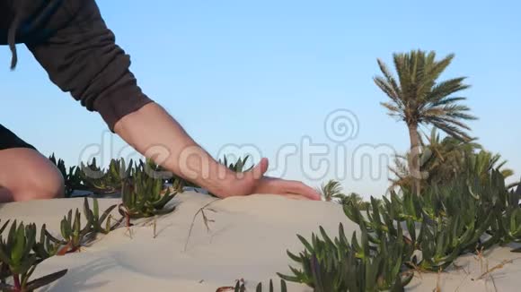 人在撒哈拉沙漠手工吹沙局部观景花费时间的概念视频的预览图