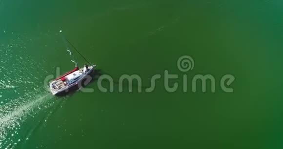 帆船漂浮在水面上视频的预览图