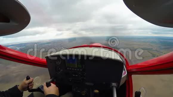 男子坐在驾驶舱内驾驶飞机飞越野外极限运动视频的预览图