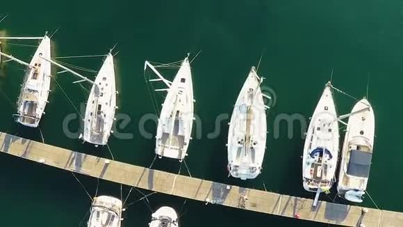 伊斯奇亚镇海港内的昂贵游艇豪华交通意大利顶级景观视频的预览图