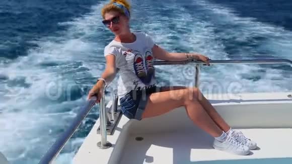 游艇上漂亮的红发女孩视频的预览图