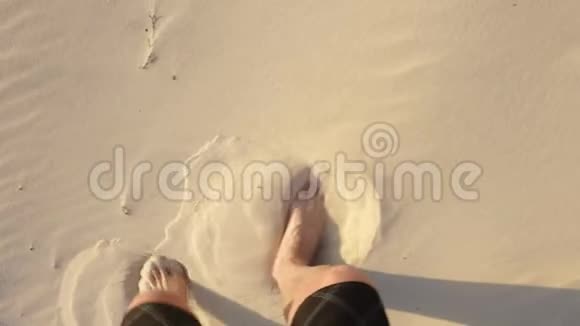 在炎热的沙漠中赤脚行走在沙丘上的人的观点视频的预览图