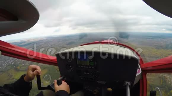 训练飞机副驾驶员在村庄上空飞行危险运动极端视频的预览图