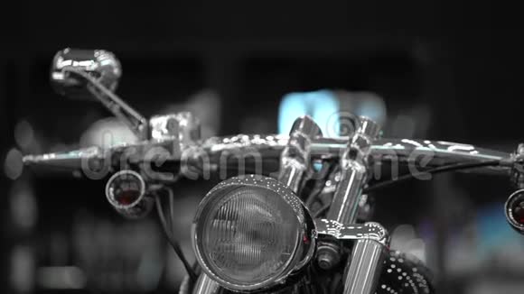运输展览会上的新摩托车发行摩托车行业极端视频的预览图