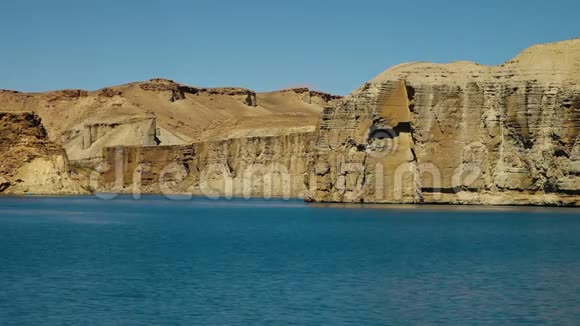蓝色湖泊海岸线景观视频的预览图