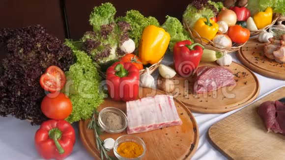 为烹饪食物肉类蔬菜和蔬菜准备的特写特写镜头的俯视图视频的预览图