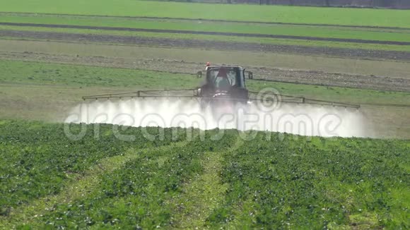 拖拉机在耕作的土壤上喷洒肥料视频的预览图