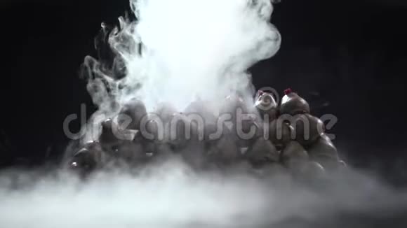 液体烟雾在巧克力中的草莓上涌出视频的预览图