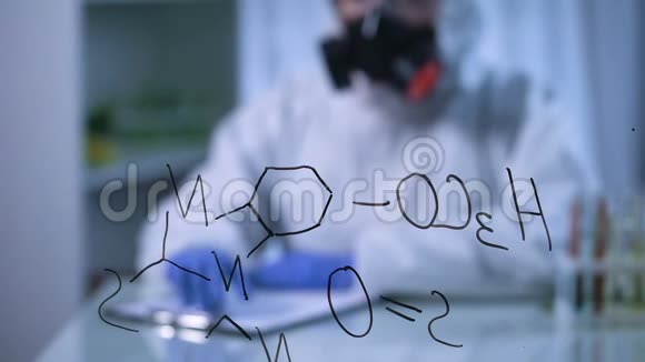 玻璃板上的化学配方背景上防毒面具书写的科学家视频的预览图