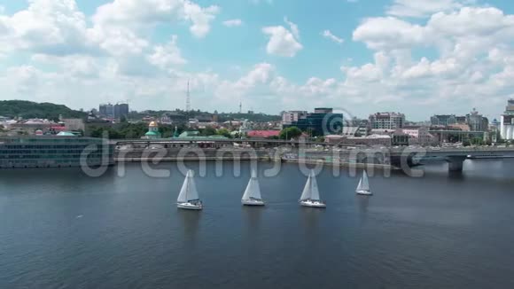 游艇航行在河流4k空中无人机镜头视频的预览图