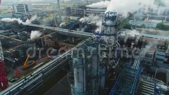从塔上冒出的烟雾覆盖了巨大的燃料企业区视频的预览图