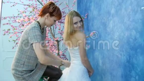 新娘穿白色连衣裙视频的预览图