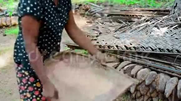 印度女人打扫米饭视频的预览图