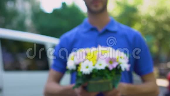 男送货员送鲜花送花服务浪漫惊喜视频的预览图