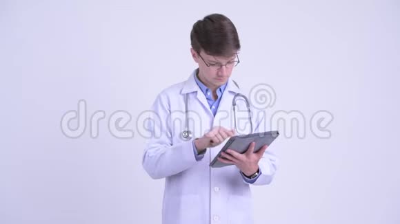 快乐的年轻医生在用数码平板电脑思考视频的预览图