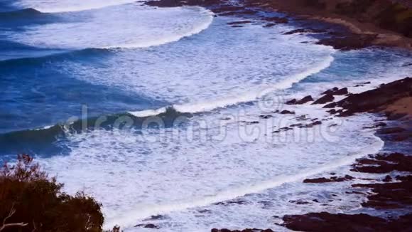 波浪在岩石海岸破碎视频的预览图