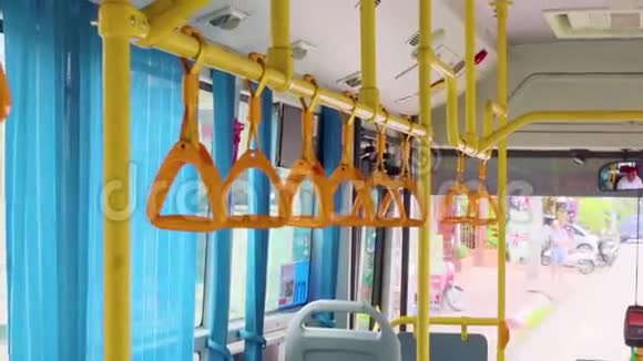 黄色的挂手柄供站在现代公共汽车上的乘客使用郊区和城市交通视频的预览图