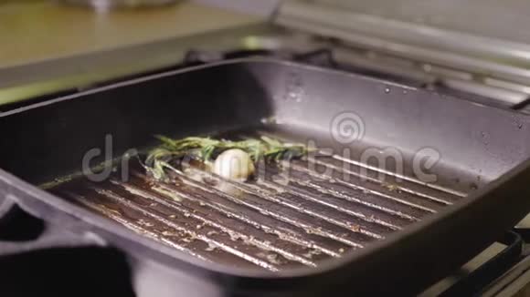 无法辨认的男子厨师手把一份生的红牛排放在一个黑色的热烤烤盘上关闭观看4K慢动作视频视频的预览图
