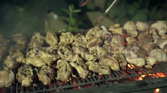 人们在烧烤架上煮鸡肉野餐时关门烧烤炉上烧烤肉的工艺流程视频的预览图