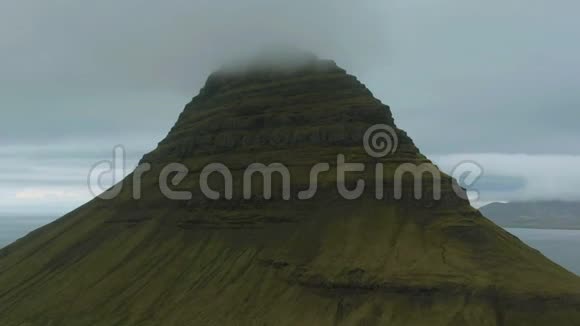 夏天的柯克朱费尔山冰岛鸟瞰图视频的预览图