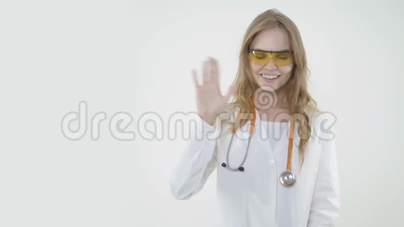 年轻的女护士挥手医生问候病人视频的预览图