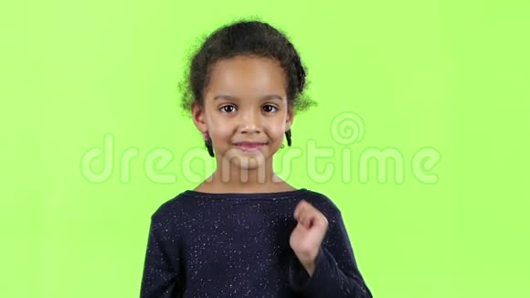 一个非裔美国人的孩子竖起大拇指绿色屏幕慢动作视频的预览图