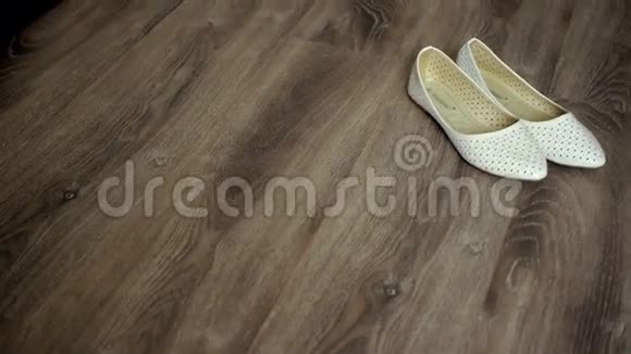 地板上的新娘鞋2视频的预览图