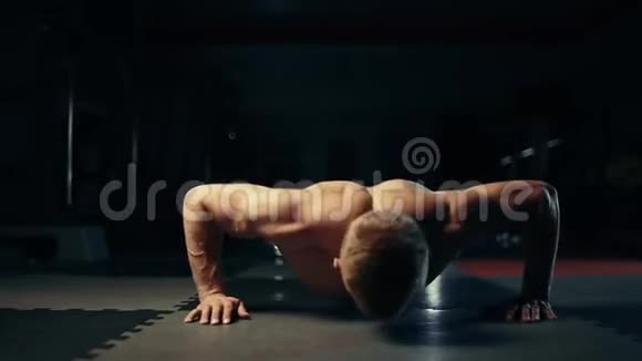 年轻运动员练习俯卧撑视频的预览图