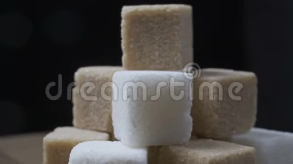 白色和甘蔗糖在黑色背景上旋转视频的预览图