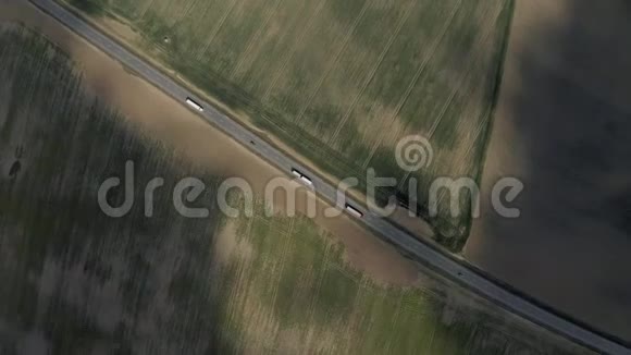 高速公路上的汽车欧洲的高速公路无人机射击视频的预览图