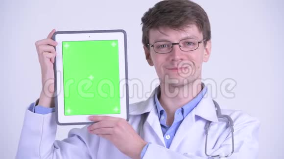 一位年轻英俊的医生展示数码平板电脑视频的预览图