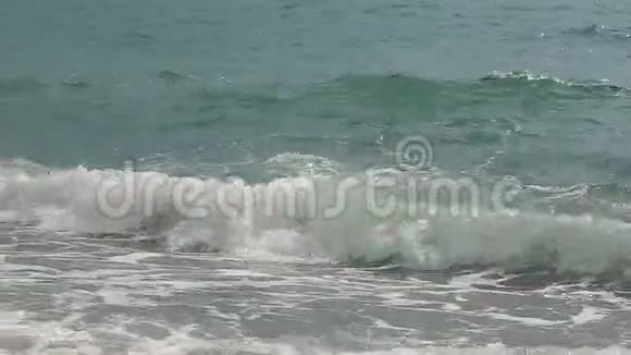 海上冲浪在鹅卵石沙滩上暑假在海上视频的预览图