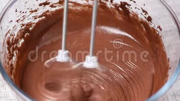 用手搅拌机将巧克力面糊和面团混合视频的预览图