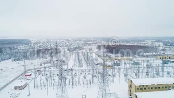 冬季带塔和电线的变电站视频的预览图