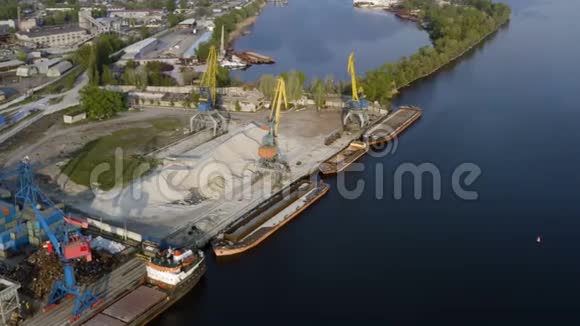 河岸工业区的港口起重机视频的预览图