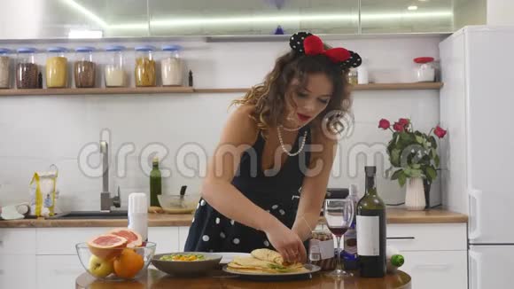 女人的手紧紧地在煎饼上放馅在木制圆桌上烹制国家美食视频的预览图