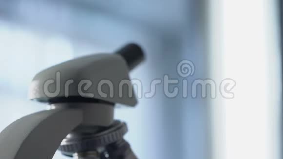 技师检查芯片使用显微镜进行诊断和升级设备视频的预览图