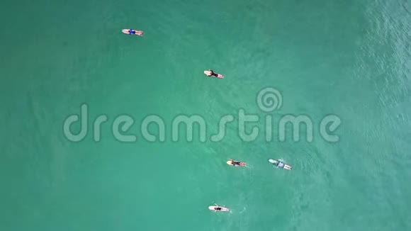 Flycam在冲浪板上旋转在海洋中划桨视频的预览图