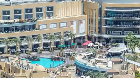 阿拉伯联合酋长国迪拜的购物中心阳台和喷泉延时池视频的预览图