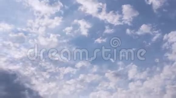 白雪皑皑的云浮在天空下视频的预览图
