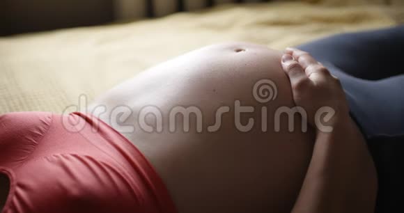 孩子在怀孕妈妈体内移动视频的预览图