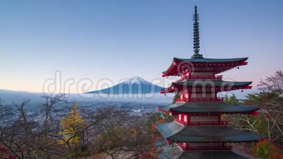 4K山的时间流逝日本秋日有朱雷托塔的富士山视频的预览图